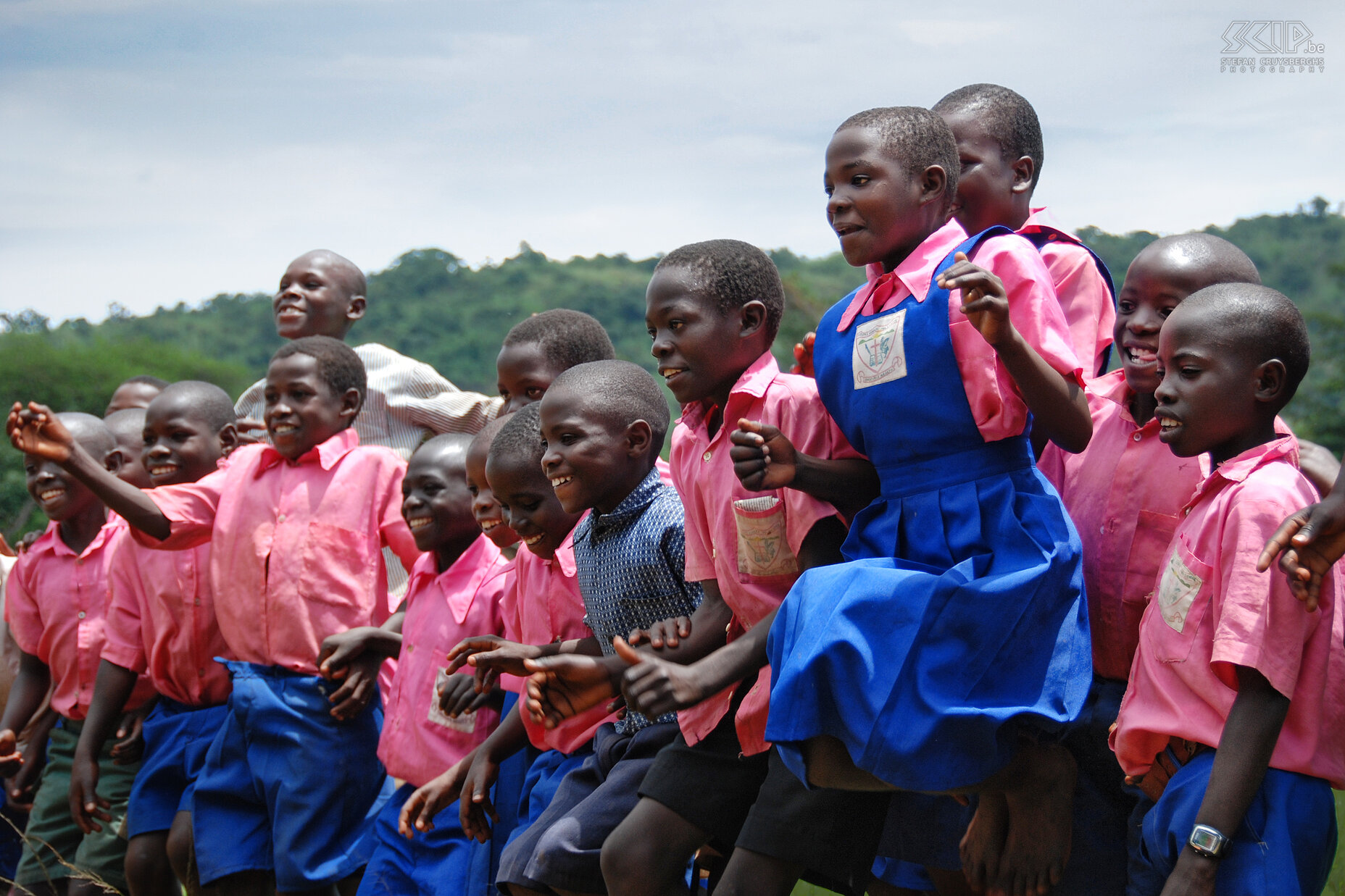 Gayaza - Kinderen Op weg naar Fort Portal passeren we vele kleine dorpjes waaronder Gayaza. We picknicken er en natuurlijk trekken wij mzungus (=blanken) al snel de aandacht van de schoolgaande kinderen. Stefan Cruysberghs